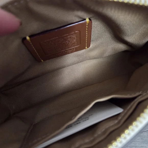 New COACH X Peanuts Notila 19 With Both Fob's N Socks - Picture 9 of 14